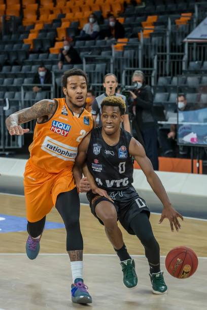 中场年轻球 中场年轻球